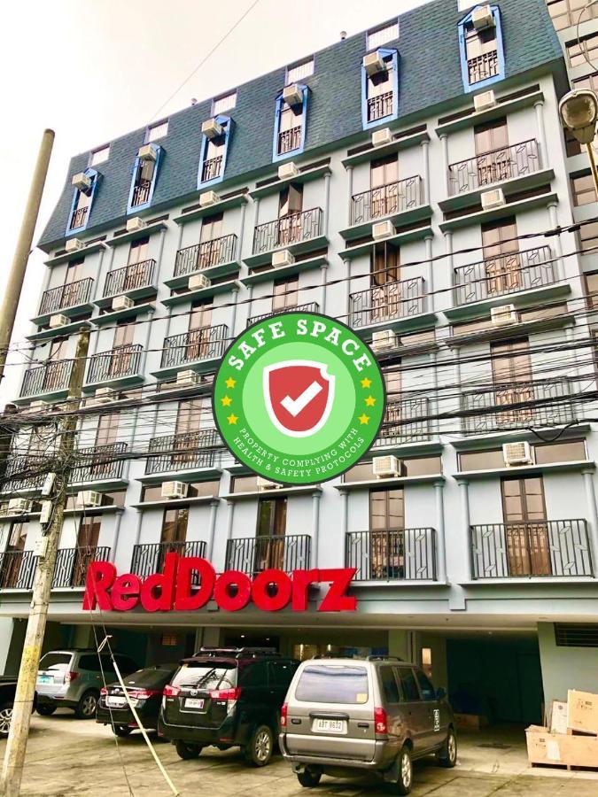Reddoorz Plus @ Jardin Suites Guadalupe Nuevo ماندالويونغ المظهر الخارجي الصورة