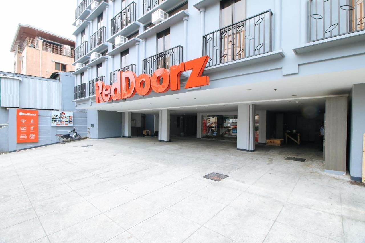 Reddoorz Plus @ Jardin Suites Guadalupe Nuevo ماندالويونغ المظهر الخارجي الصورة