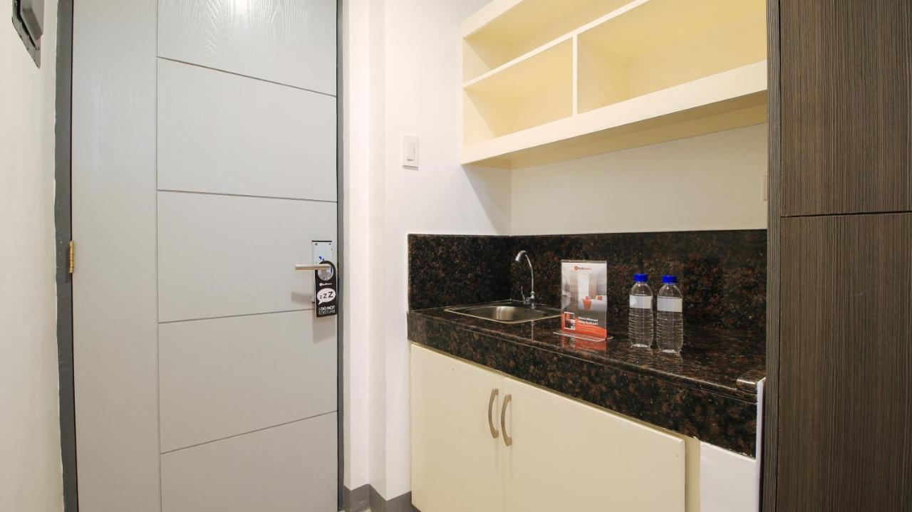 Reddoorz Plus @ Jardin Suites Guadalupe Nuevo ماندالويونغ المظهر الخارجي الصورة