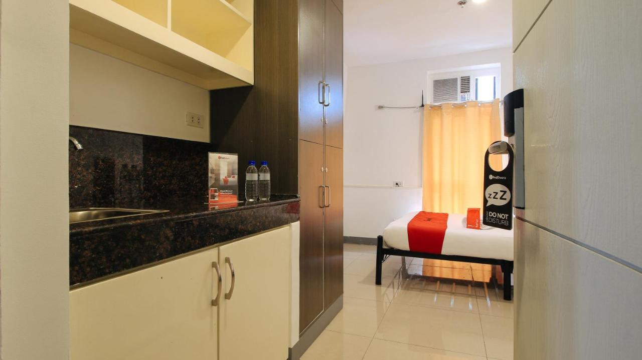 Reddoorz Plus @ Jardin Suites Guadalupe Nuevo ماندالويونغ المظهر الخارجي الصورة