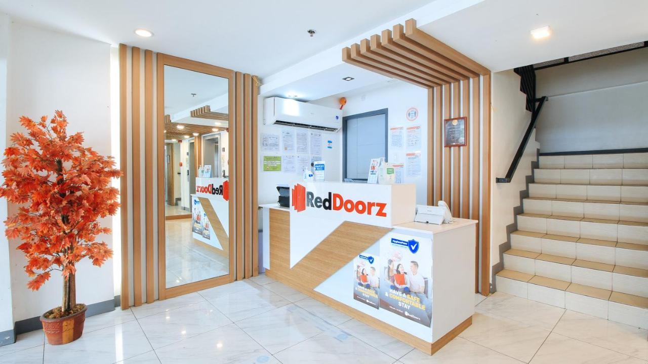 Reddoorz Plus @ Jardin Suites Guadalupe Nuevo ماندالويونغ المظهر الخارجي الصورة