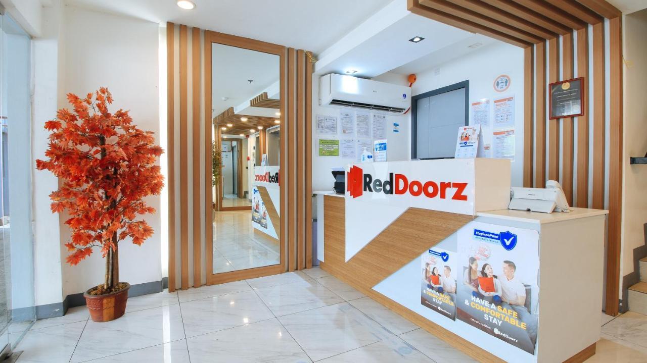 Reddoorz Plus @ Jardin Suites Guadalupe Nuevo ماندالويونغ المظهر الخارجي الصورة