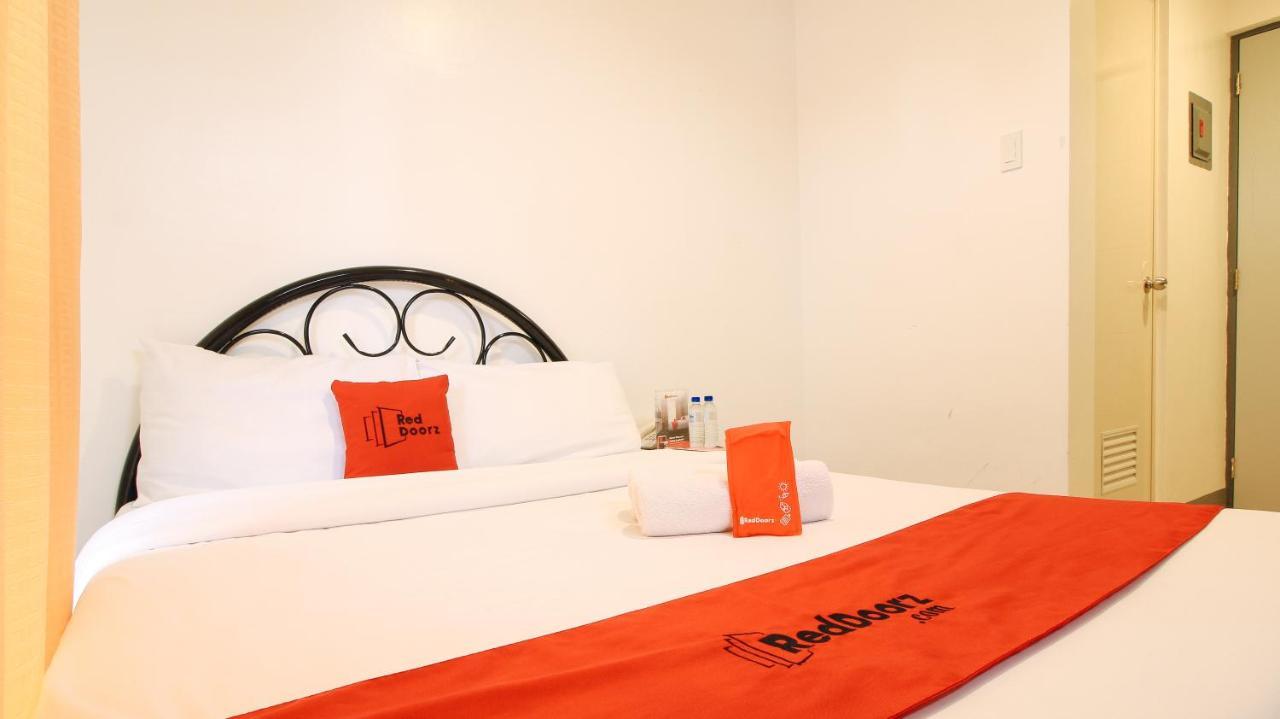 Reddoorz Plus @ Jardin Suites Guadalupe Nuevo ماندالويونغ المظهر الخارجي الصورة