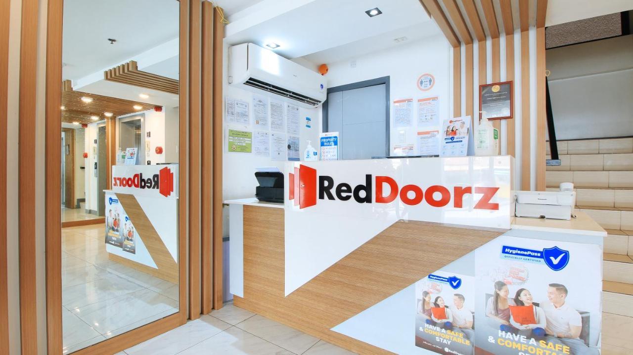 Reddoorz Plus @ Jardin Suites Guadalupe Nuevo ماندالويونغ المظهر الخارجي الصورة